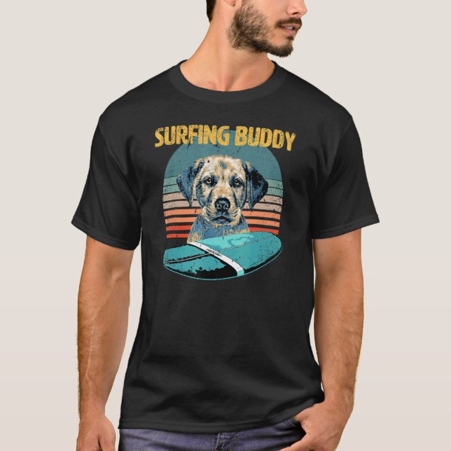 T-shirt Surfing Buddy Cute Labrador Retriever aime le surf (Devant)