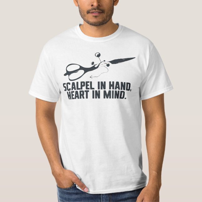 T-shirt Surgeon – Scalpel in Hand, Heart in Mind (Devant)