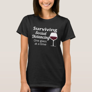 T-shirt Survivre à la distanciation sociale un verre à la 