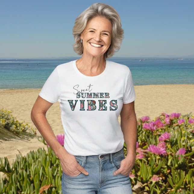T-shirt Sweet Summer Vibes - Typographie florale ("Sweet Summer Vibes" floral typography tshirt, in a beach setting. This model is #generativeai)