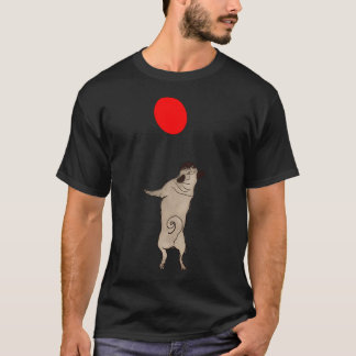 T-shirt T Pug crème sautant pour attraper un ballon rouge,