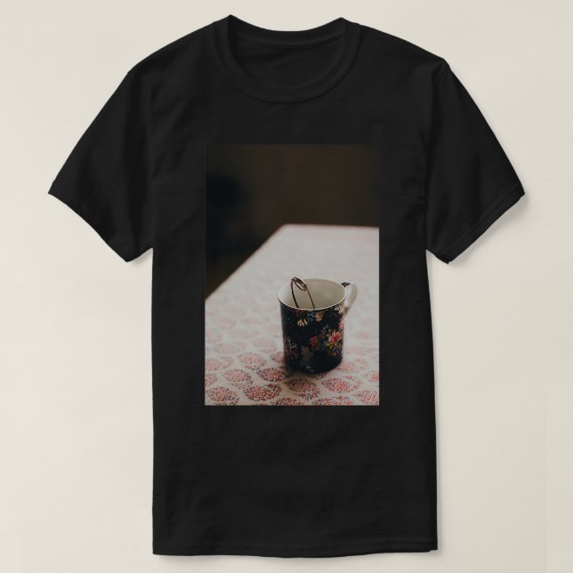 T-shirt Tasse de thé sur une table (Design devant)