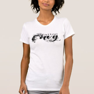 T-shirt Tatouez le logo d'envie sur un batteur de femme