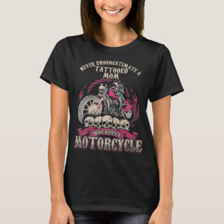T-shirt Tattoo Mom Biker ne sous-estime jamais la moto