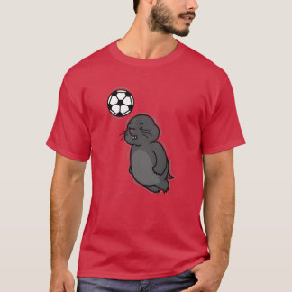 T-shirt Taupe joue au football avec des amis du monticule