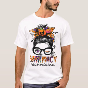 T-shirt Technicien en pharmacie aux cheveux relevés en dés