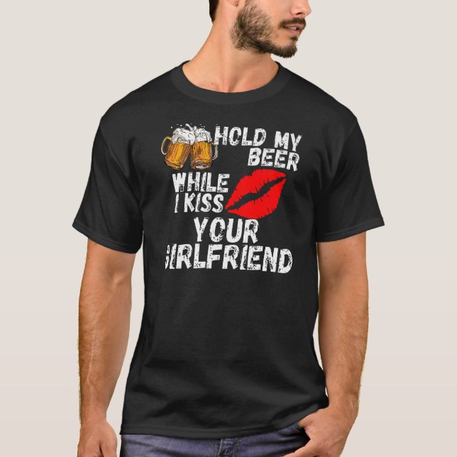 T-shirt Tenez Ma Bière Pendant Que J'Embrasse Votre Petite (Devant)