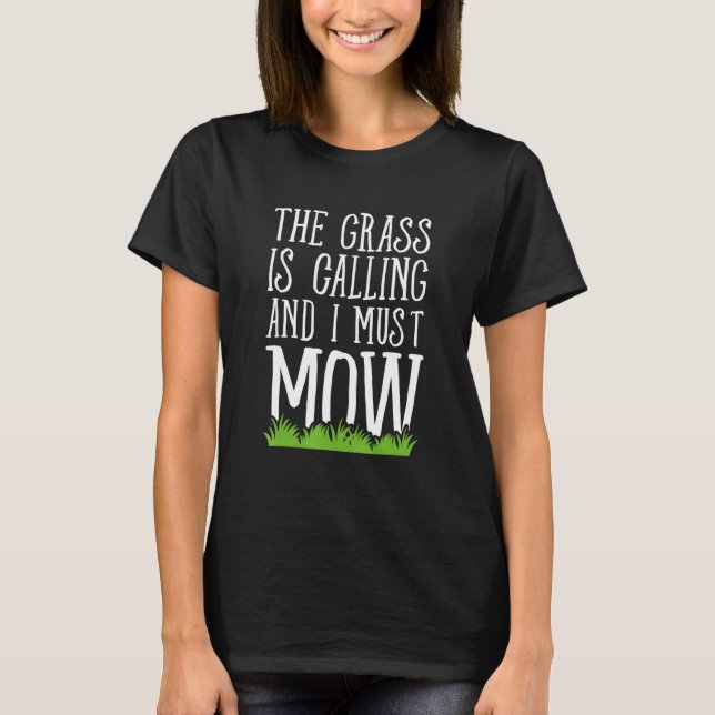 T-shirt The Grass Is Calling And I Must Mow Lawn Mowing (Devant)