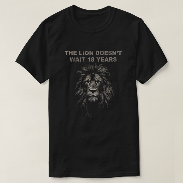 T-shirt The Lion Doesn’t Wait 18 Years (Design devant)