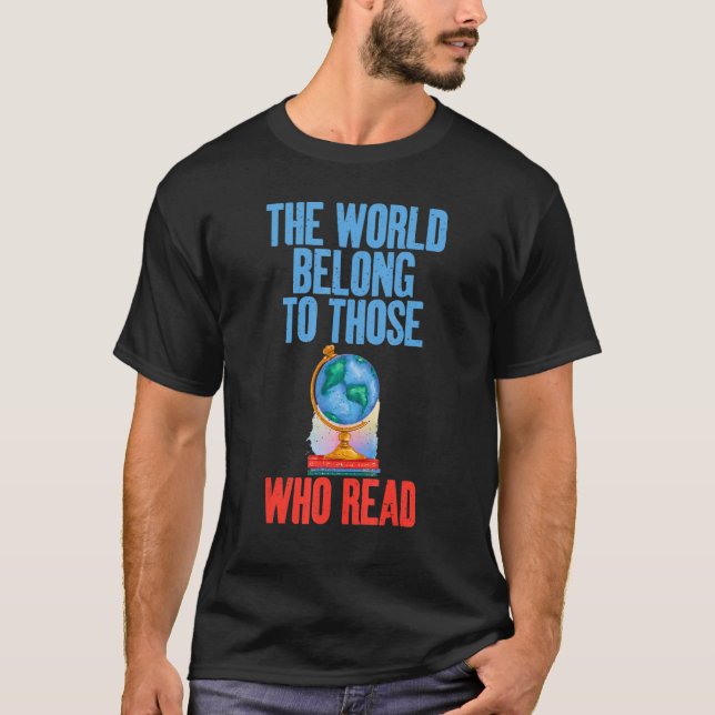 T-shirt The World Belong To Those Who Read Motivational Sa (Devant)