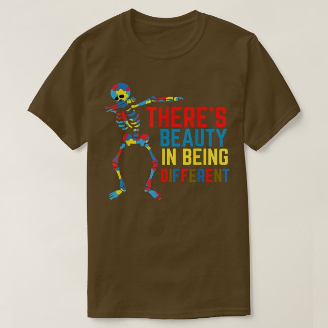 T-shirt There's Beauty in Being Different Dabbing Skeleton (Design devant)