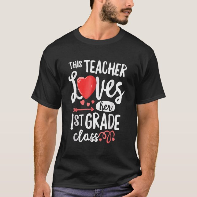 T-shirt This Teacher Loves 1st Grade Class Valentines Day  (Devant)