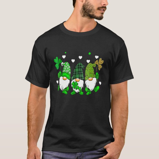 T-shirt Three Gnomes Holding Shamrock Leopard Plaid St Pat (Devant)