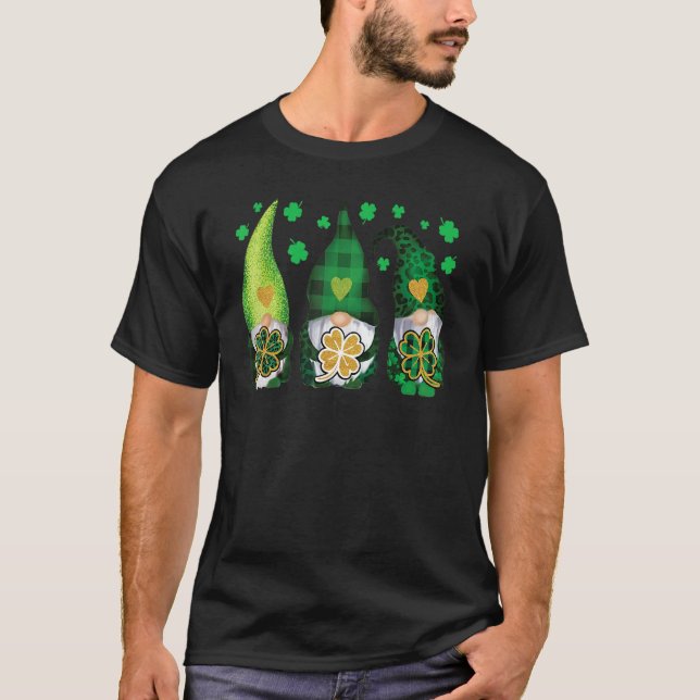 T-shirt Three Gnomes Holding Shamrock Leopard Plaid St Pat (Devant)