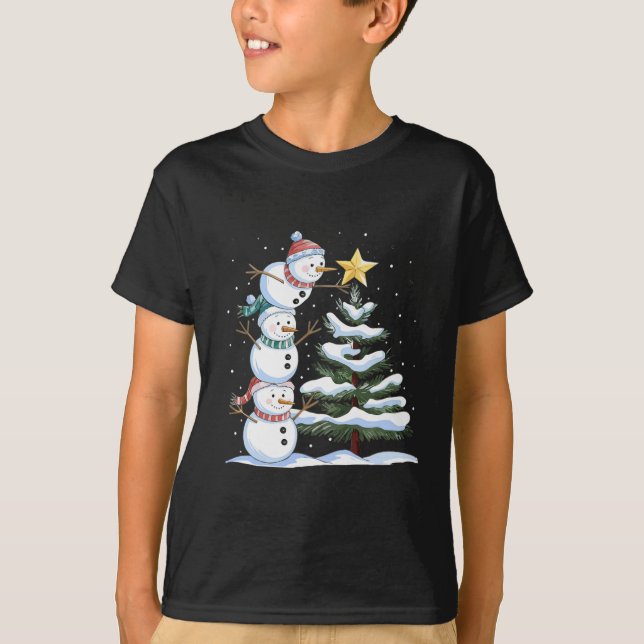 T-shirt Three Snowmen Are Arranging A Christmas Tree Cute  (Devant)