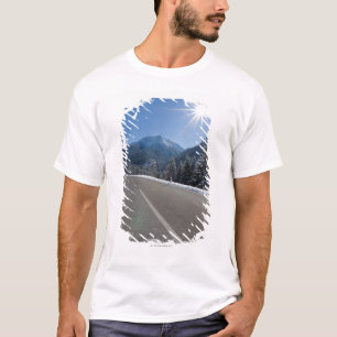 T-shirt Thrugh vide idyllique de route un paysage d'hiver,