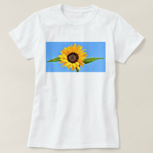 T-shirt Tournesol jaune contre soleil sur ciel bleu - été
