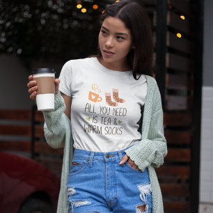 T-shirt Tout ce dont vous avez besoin est Tea & Warm socks