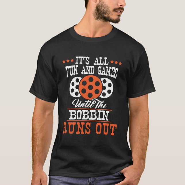 T-shirt Tout Est Amusant Et Jeux - Coudre Seamstress Dress (Devant)