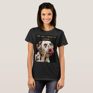 T-shirt Tout que vous avez besoin est amour… et un Dalma