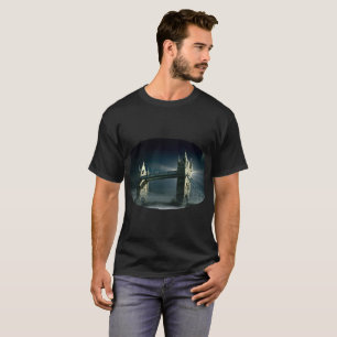 T-shirt Tower Bridge Londres dans le brouillard nocturne