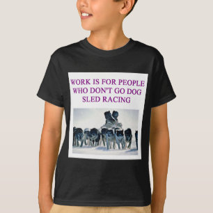 T-shirt traîneau de chien emballant l'amant d'iditarod