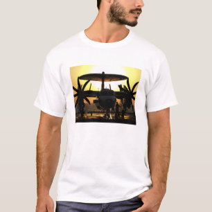 T-shirt Travail de marins sur un avion d'E-2C Hawkeye