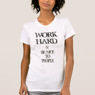 T-shirt Travaillez dur et soyez gentil à la citation de