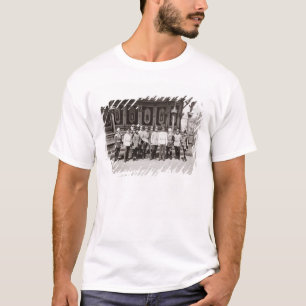 T-shirt Tsar Nicholas II (1868-1918) debout dans le jardin