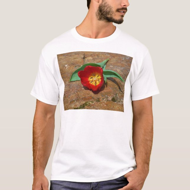 T-shirt Tulipe rouge du printemps (Devant)