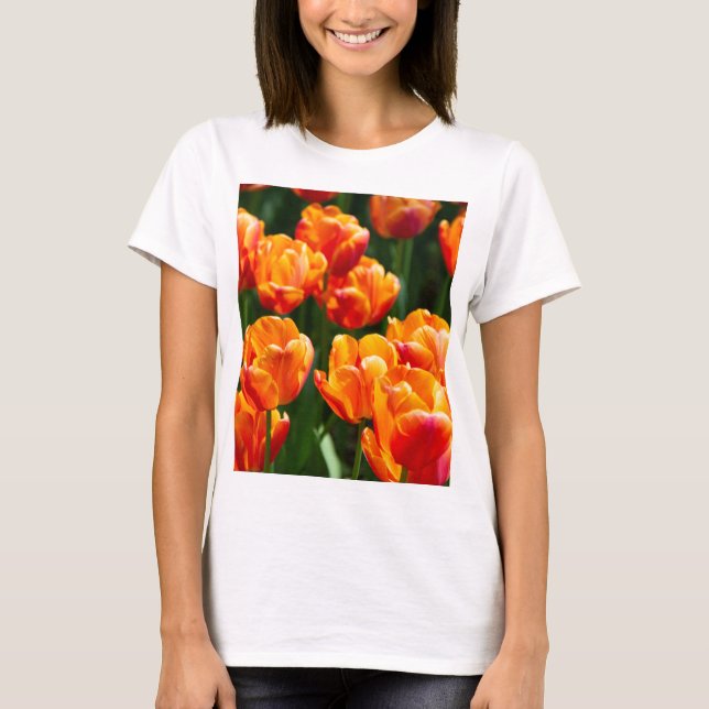 T-shirt Tulipes orange vif dans le parc (Devant)