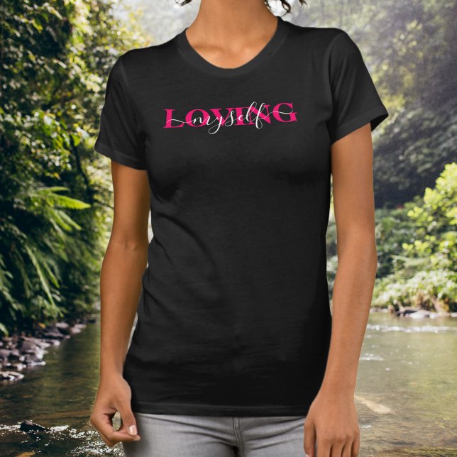 T-shirt Typographie de script qui se chevauche « M'aimer m (Créateur téléchargé)