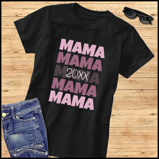 T-shirt Typographie rose répétée promue maman 2026