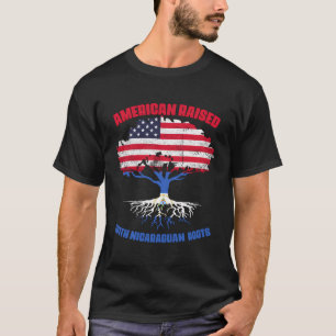 T-shirt Un Américain Élevé Avec Une Cité Du Patrimoine Des