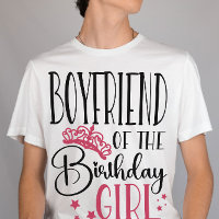 Un ami de l'équipe de filles d'anniversaire qui co