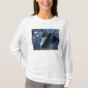 T-shirt Un AMX italien est réapprovisionné en combustibl