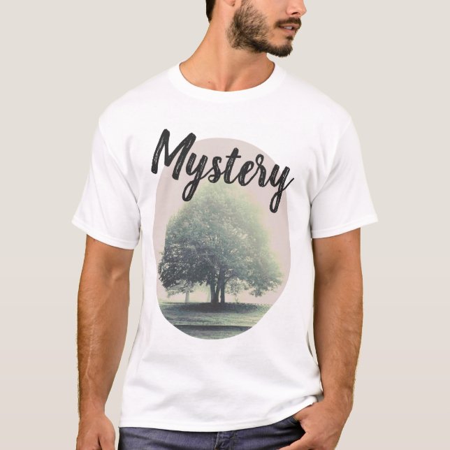 T-shirt Un arbre dans le mystère de la forêt de brouillard (Devant)