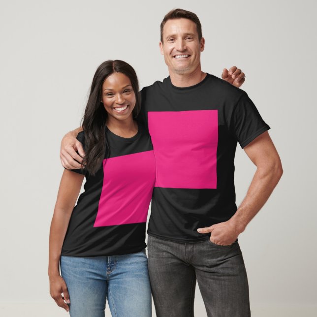 T-shirt un arrière - plan rose avec une bordure noire (Unisexe)