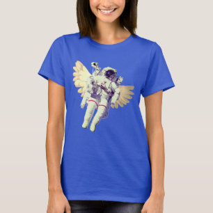 T-shirt Un astronaute drôle avec des ailes d'ange dans l'e