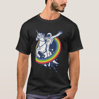T-shirt Un astronaute montant un uncorn par un arc-en-ciel