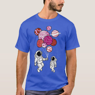 T-shirt Un astronaute tient des ballons de planète lesbien