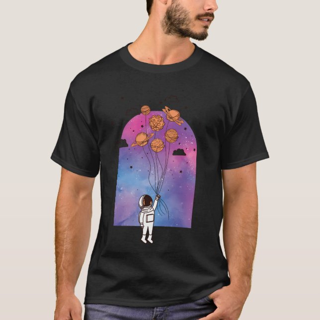T-shirt Un astronaute voyage avec des planètes (Devant)
