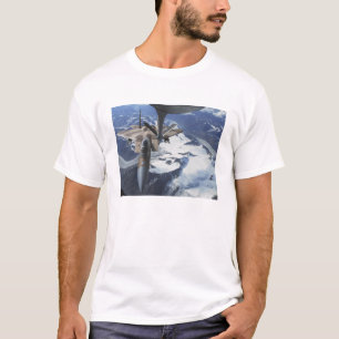 T-shirt Un avion de F-15C Eagle se repose derrière un