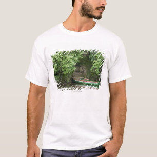 T-shirt Un bateau de rangée Roped à quelques escaliers l