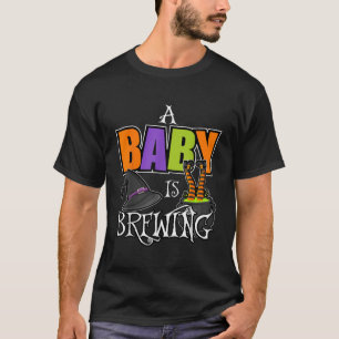 T-shirt Un bébé est en train de brasser Halloween thème Ba