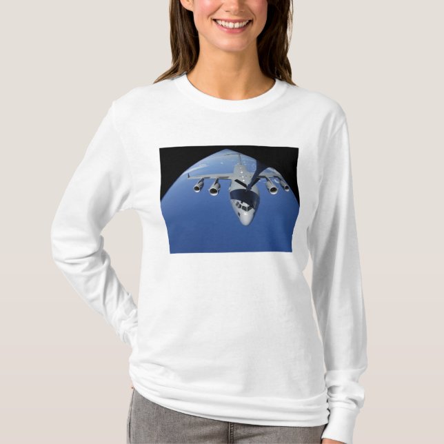 T-shirt Un C-17 Globemaster III reçoit du carburant 2 (Devant)