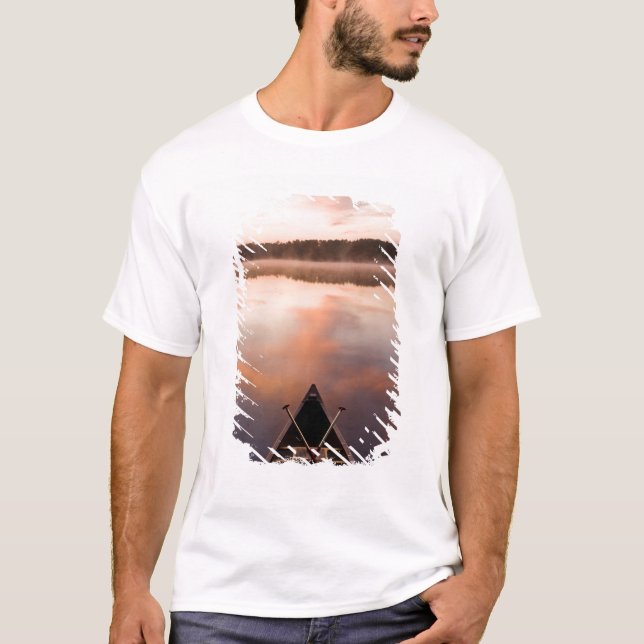 T-shirt Un canoë repose sur la rive du lac Pawtuckaway (Devant)