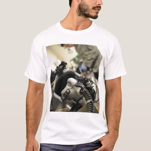 T-shirt Un casque d'équipage de conduite entièrement assem (Devant)
