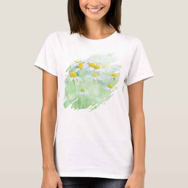 T-shirt Un champ de marguerites sur un (Devant)