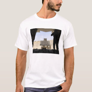 T-shirt Un chariot élévateur transporte du fret sur un Her